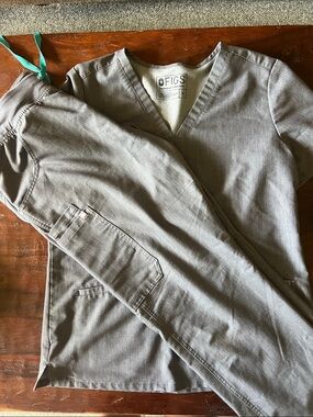 FIGS Women’s Graphite Grey Set 
Top: M (Casma 3 Pocket)
Bottoms: L (Kade Cargo)